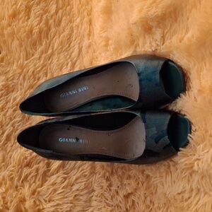 NEVER WORN.... Gianni Bini women heel